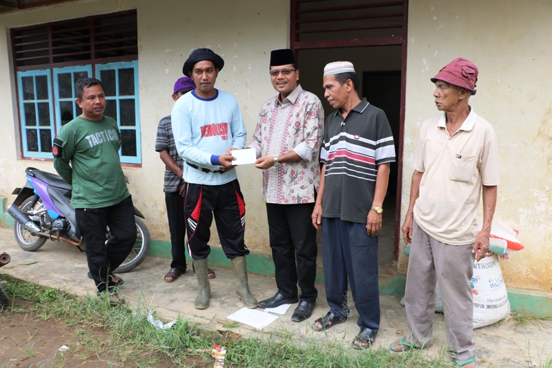 Bupati Irfendi Arbi serahkan gaji  Kepala Jorong Kociak
